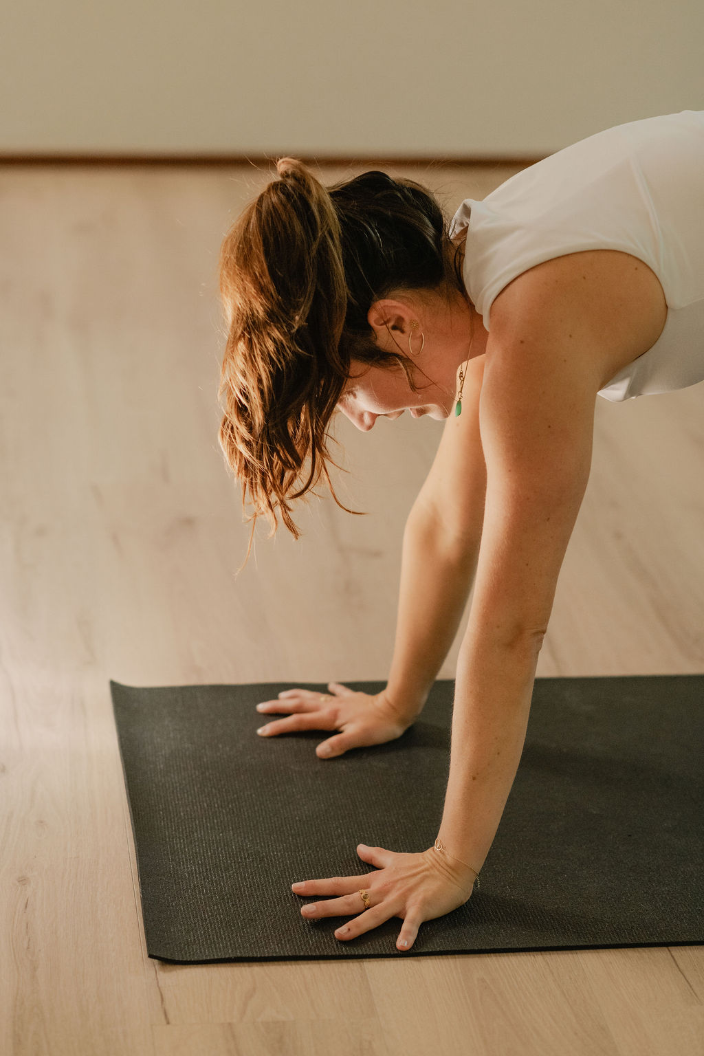 een vrouw in yogapose